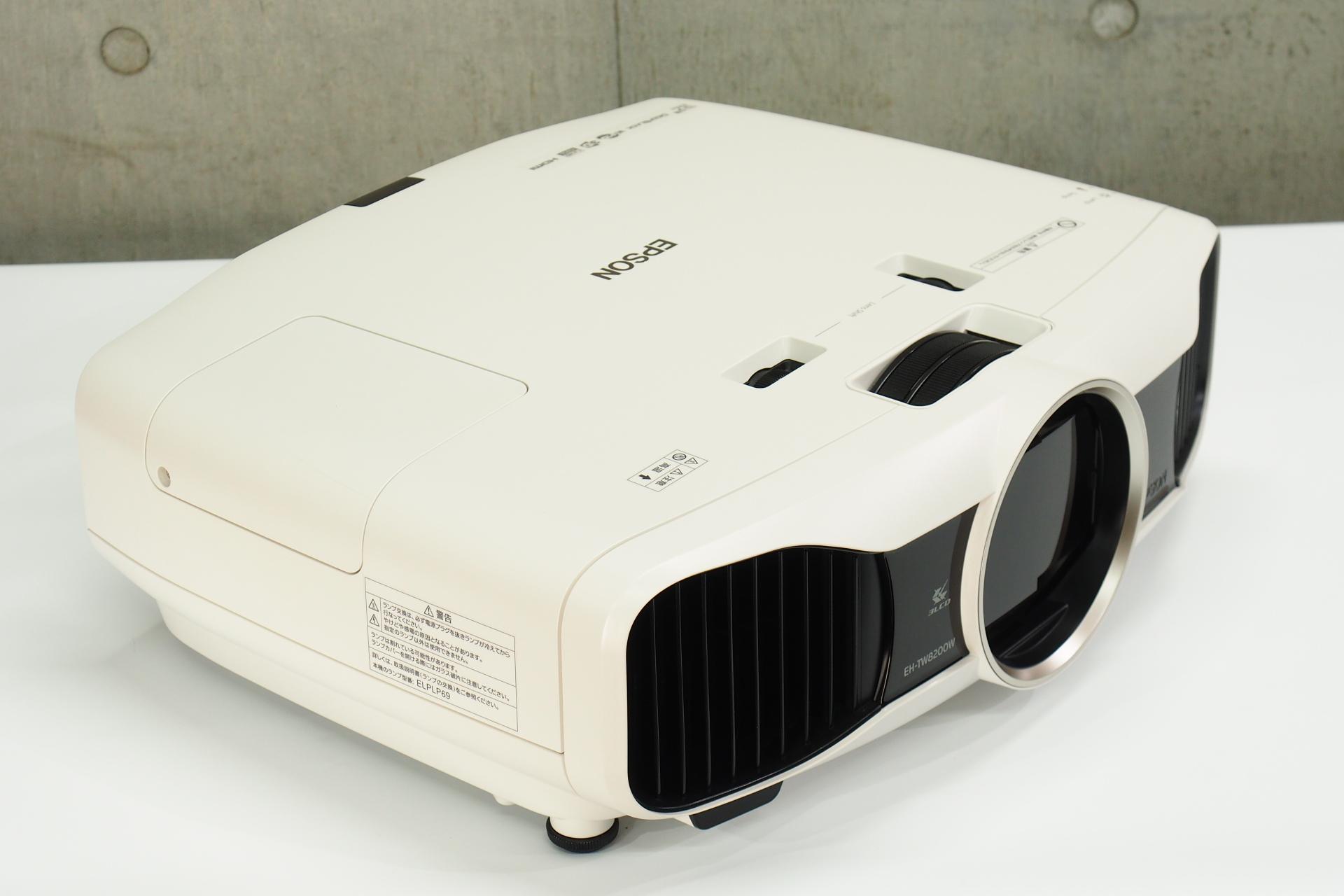 EPSON ハイエンド 3D プロジェクター EH-TW8200W